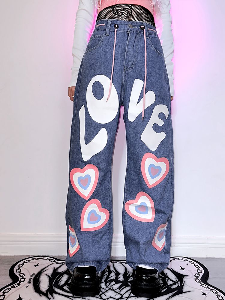 Jeans mit geradem Bein und Herzausschnitt und Buchstaben