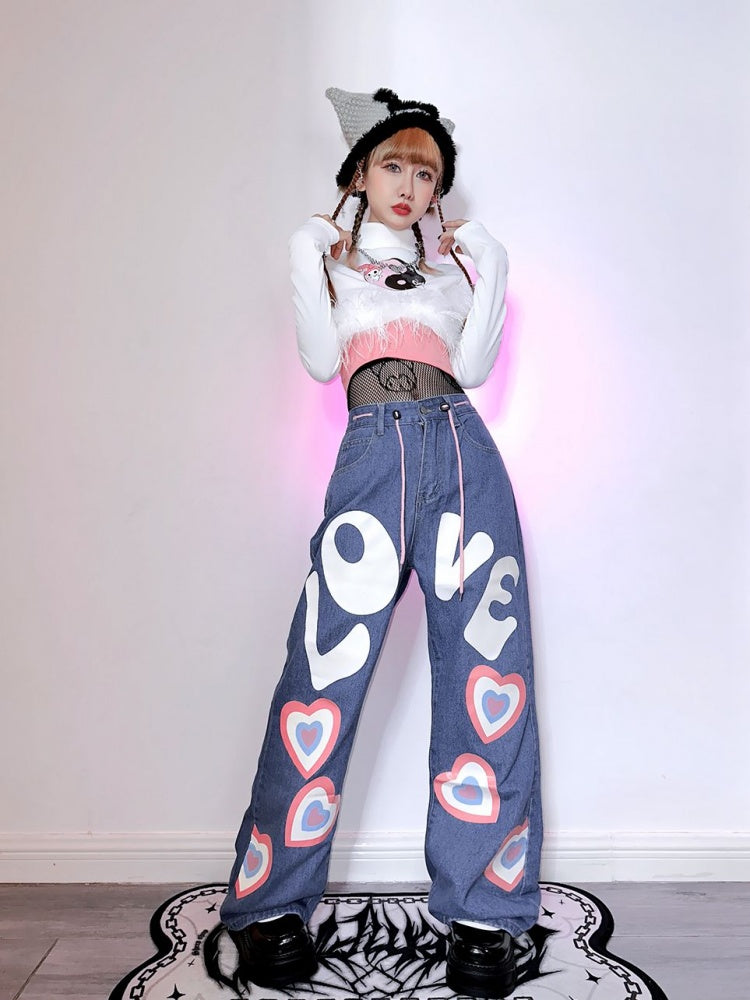 Jeans mit geradem Bein und Herzausschnitt und Buchstaben