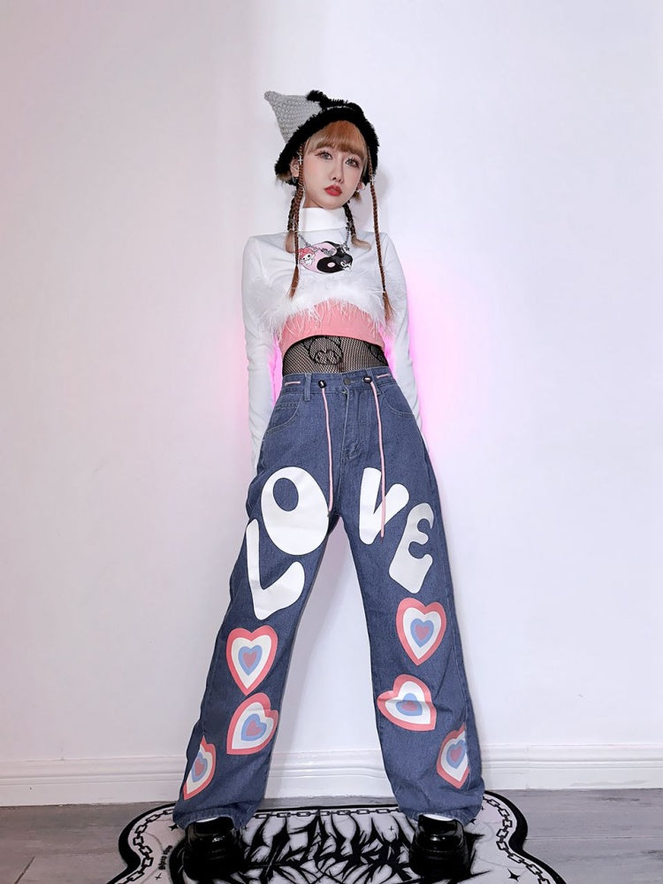Jeans mit geradem Bein und Herzausschnitt und Buchstaben
