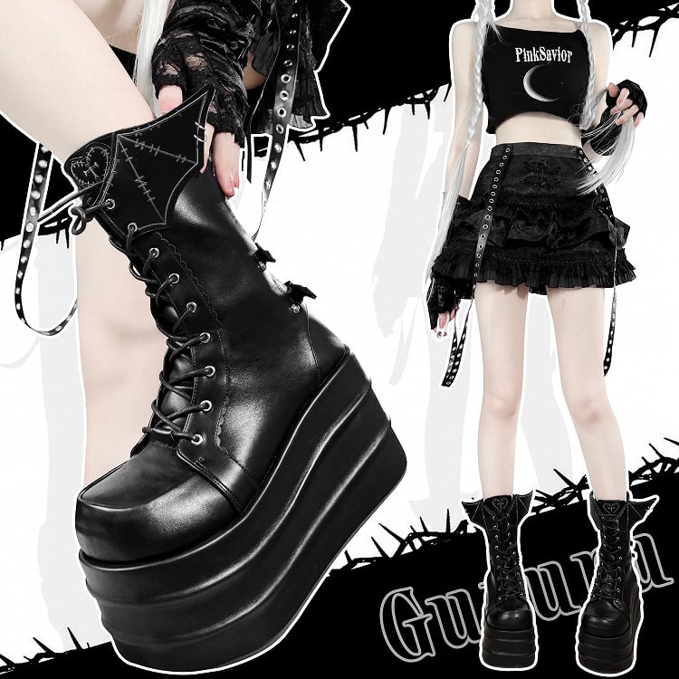 Schwarze Plateaustiefel mit Riemen und Schnürung im Bat Wings Design von Martens