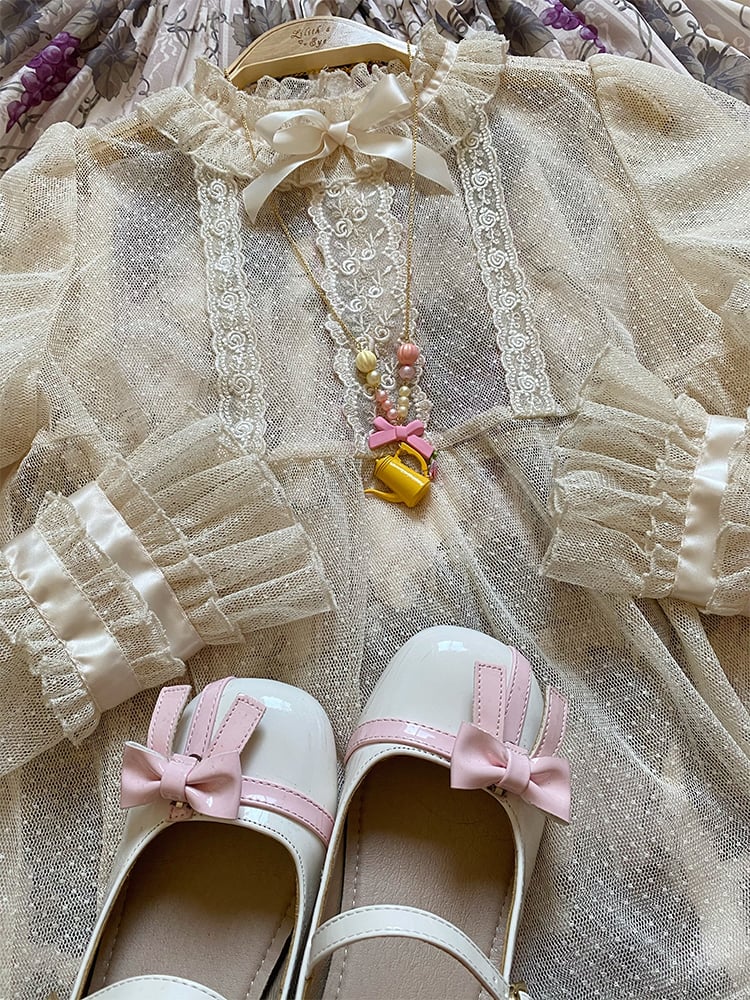 Beigefarbene transparente Bluse mit Rüschenausschnitt und Juliette-Ärmeln