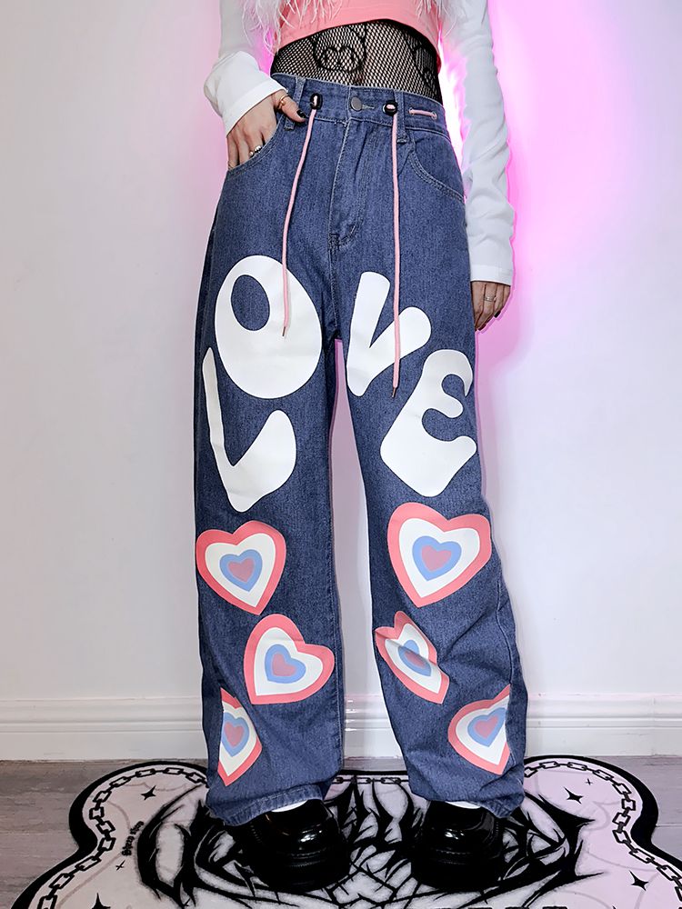 Jeans mit geradem Bein und Herzausschnitt und Buchstaben