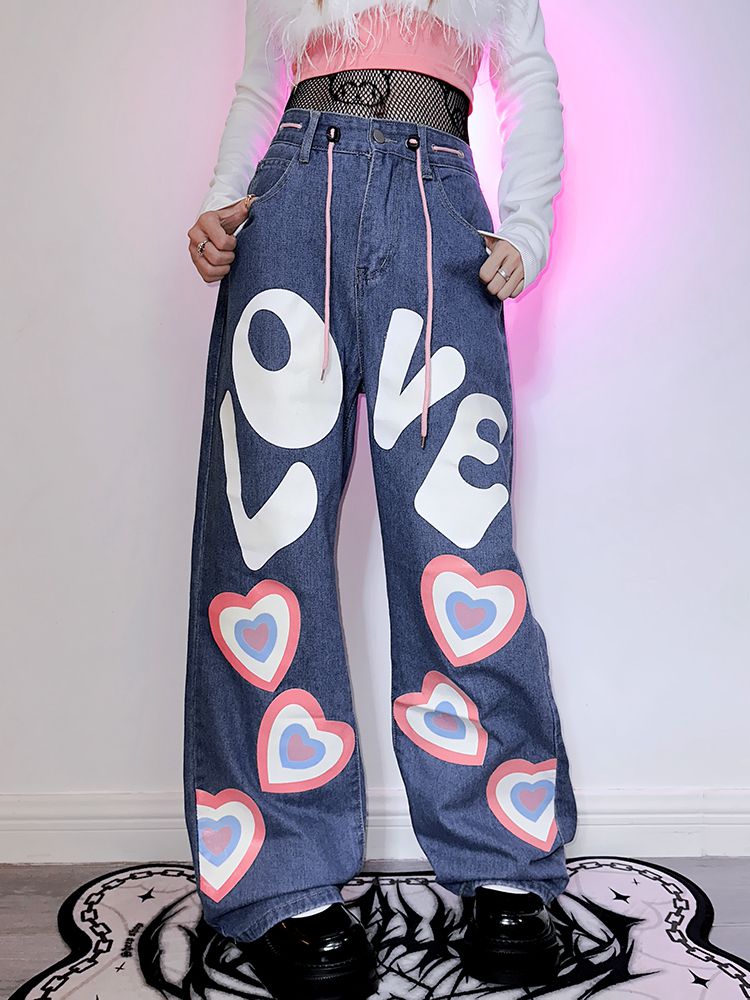 Jeans mit geradem Bein und Herzausschnitt und Buchstaben