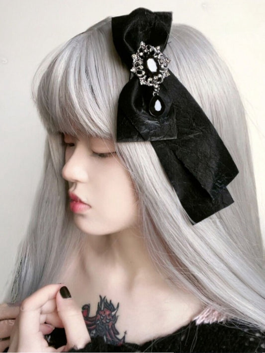 ラインストーンで飾られた蝶結びの黒いヘアクリップ