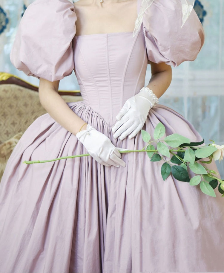 Hellrosa Korsett-Belles-Kleid mit kurzen Puffärmeln