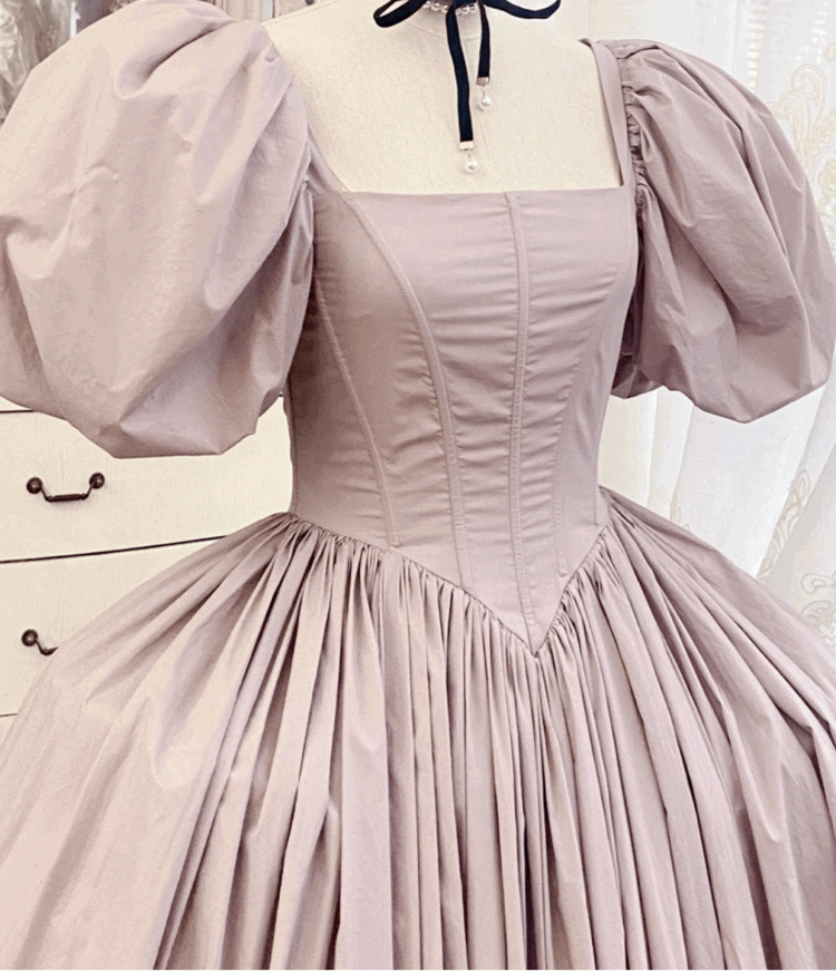 Hellrosa Korsett-Belles-Kleid mit kurzen Puffärmeln