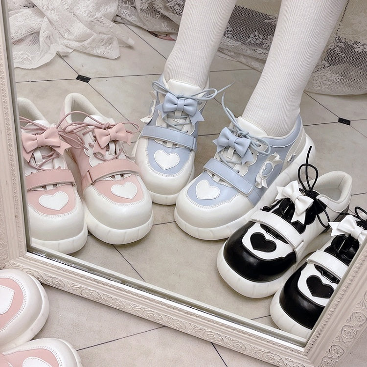 Blaue Sneakers mit Schleifenakzenten in Weiß und