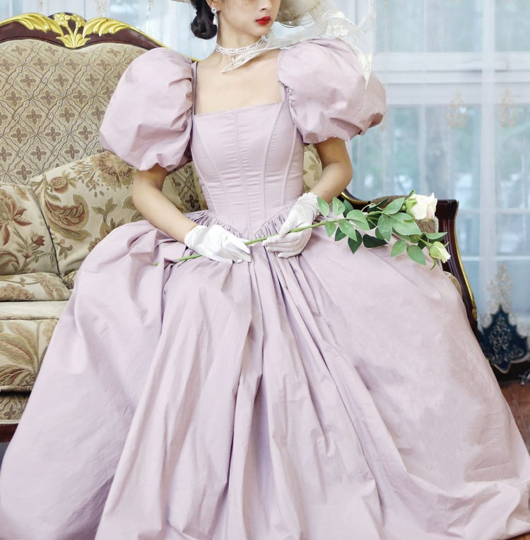 Hellrosa Korsett-Belles-Kleid mit kurzen Puffärmeln