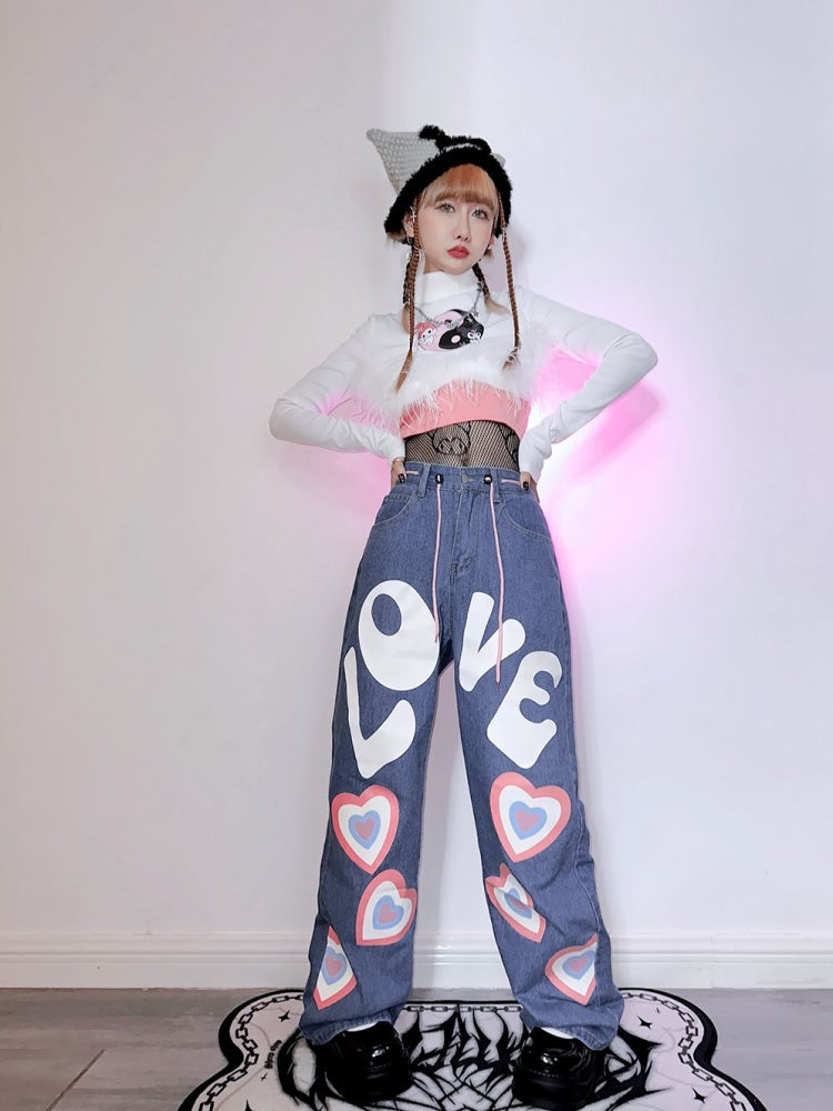 Jeans mit geradem Bein und Herzausschnitt und Buchstaben