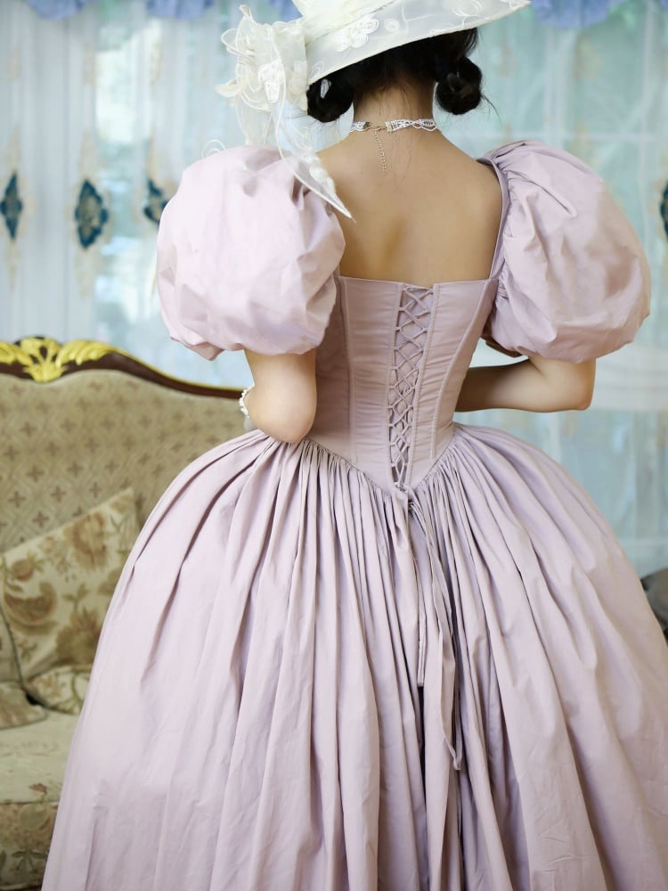 Hellrosa Korsett-Belles-Kleid mit kurzen Puffärmeln