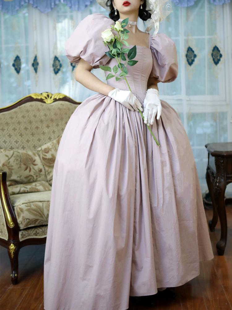 Hellrosa Korsett-Belles-Kleid mit kurzen Puffärmeln