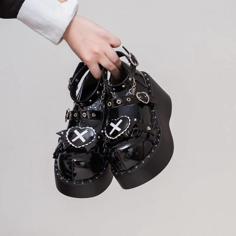 Sweetheart Sanctuary – Schwarze Lolita-Plateaus mit herzförmigen Schnallenriemen