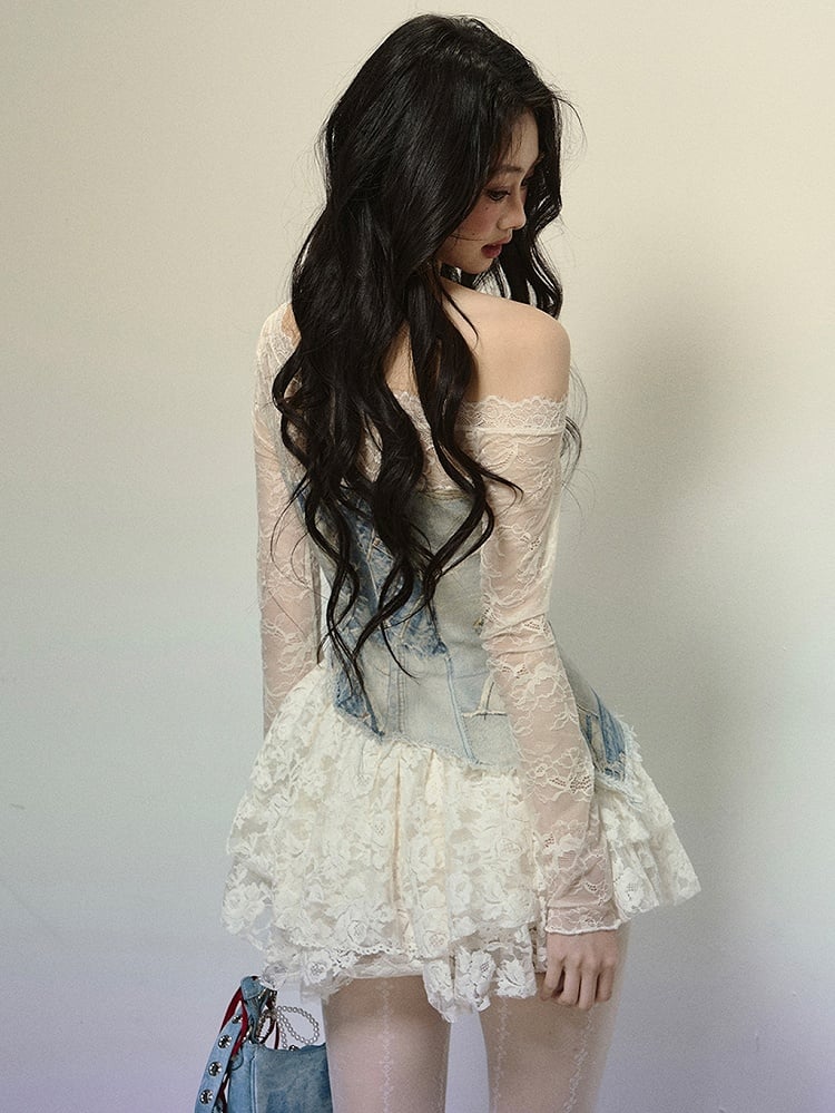 Mini-robe en denim bleu à encolure asymétrique et patchwork de dentelle