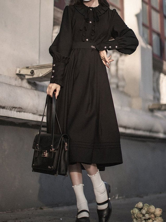 Schwarzes Vintage-Kleid mit Rüschenausschnitt und Bischofsärmeln