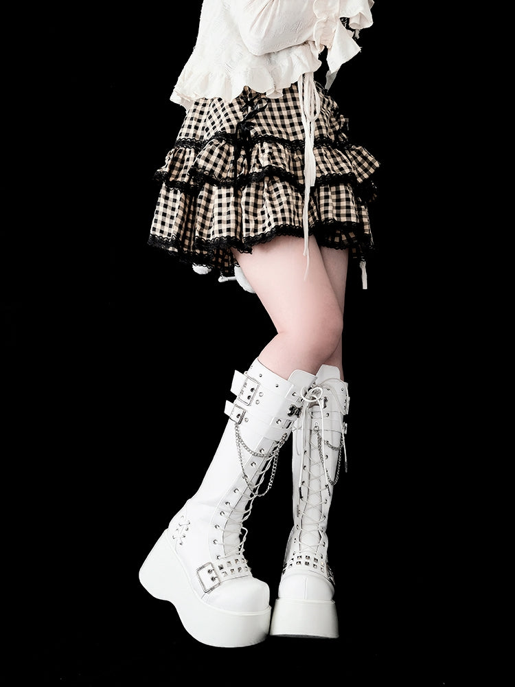 Bottes montantes à plateforme compensée style punk blanc mat avec plaques métalliques en forme d'os