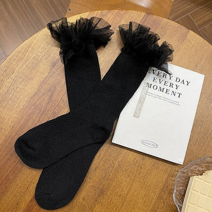 Chaussettes mollet blanches à bordure en dentelle douce