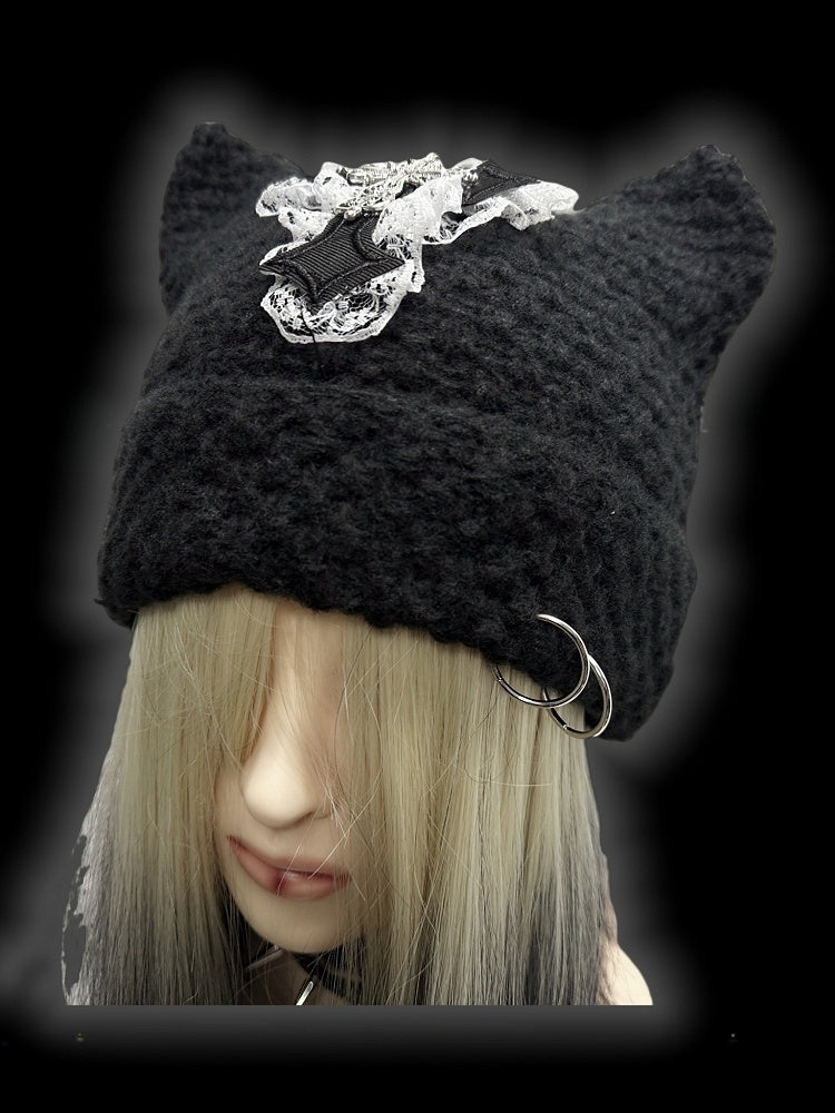 Bonnet en tricot punk avec oreilles de chat noires et patch croisé