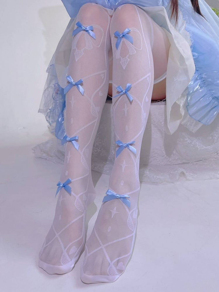 Bas semi-transparents au-dessus du genou avec nœud blanc et bleu