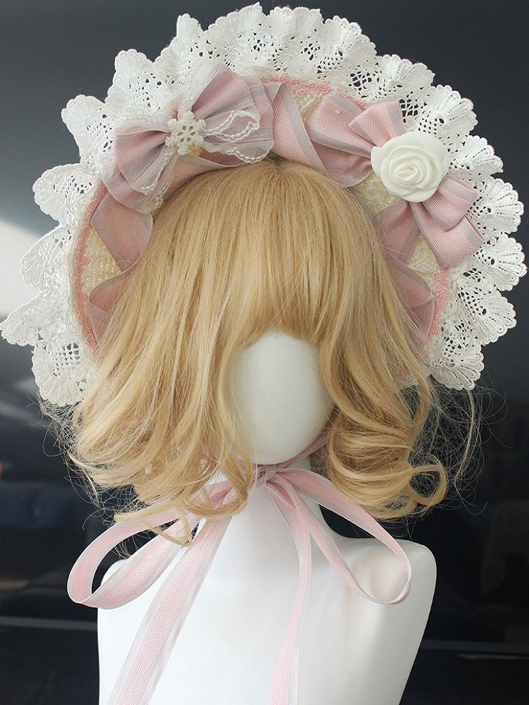 Rosa/blaue Haube mit floralen Schleifendetails und Spitzenbesatz