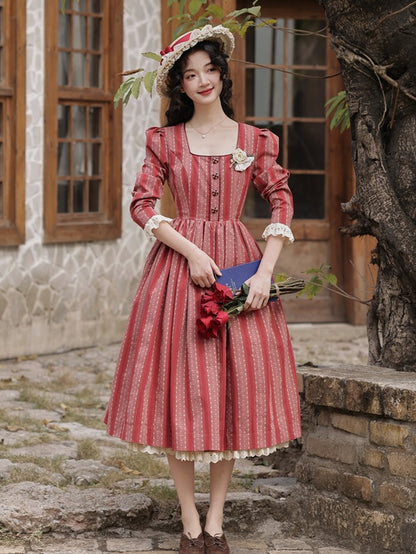 Robe rouge à rayures vintage et en dentelle à encolure carrée
