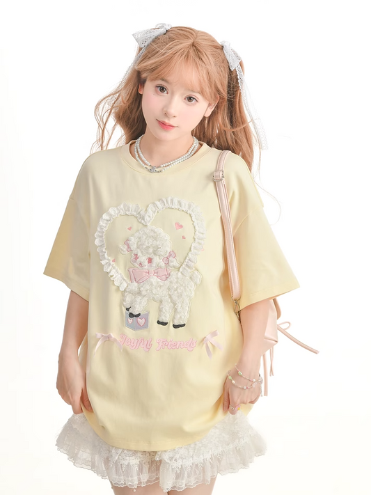 Gelbes, lockeres T-Shirt mit Lamm-Applikationen und Rüschenherzen in Creme