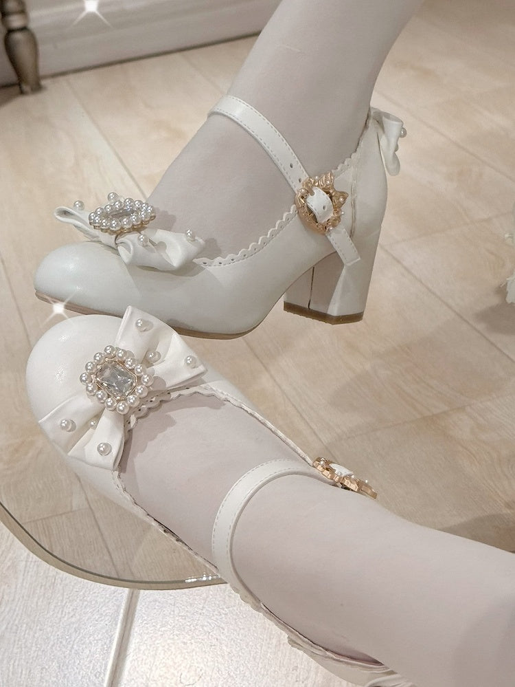 Runde Lolita-Schuhe mit Mary-Toe-Dekor und Strasssteinen in Weiß und mit Perlen verziert