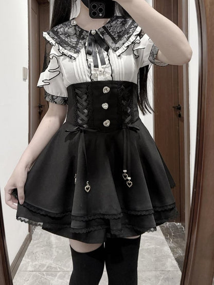 Jirai Kei – Weiße Bluse mit Doppelschleifenkragen und schwarzen Spitzendetails an den Schultern