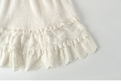 Jupe mi-longue beige taille haute avec détails en dentelle et ourlet à volants