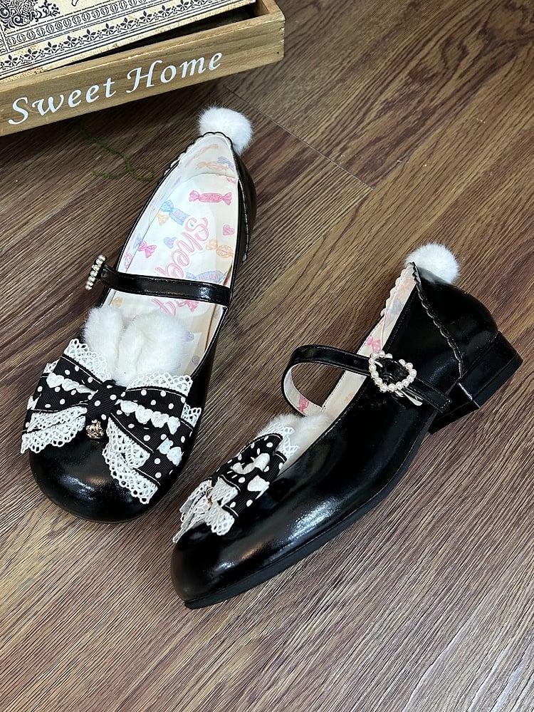 Süße Schleife am schwarzen Mary Jane Top mit Lolita-Schuhen