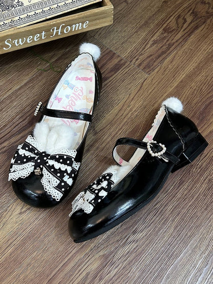 Süße Schleife am schwarzen Mary Jane Top mit Lolita-Schuhen