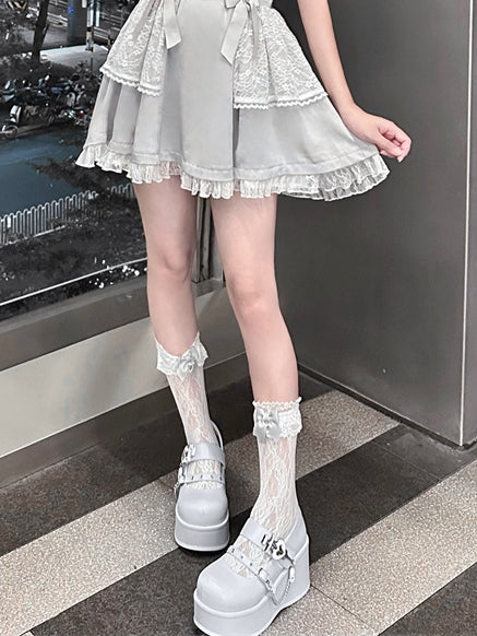 Graue Wadensocken mit Schleife und weißer Spitze von Kei Jirai