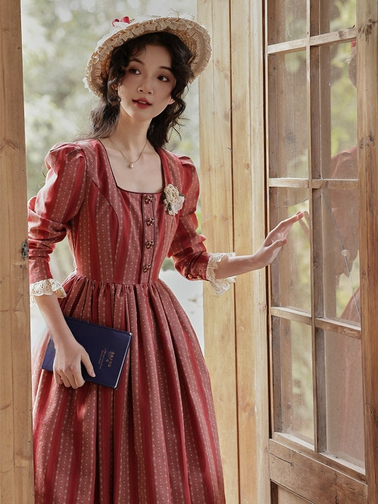 Robe rouge à rayures vintage et en dentelle à encolure carrée