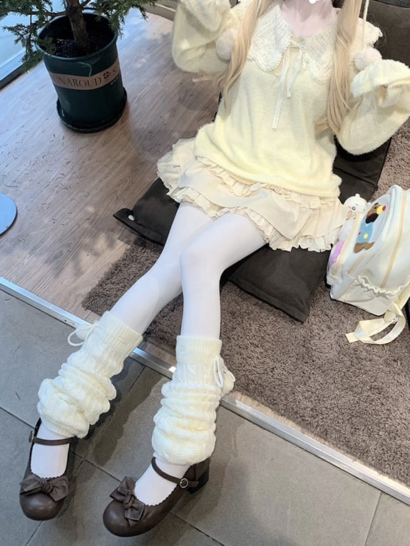 Pull jaune à col rond et plat + cardigan blanc + jupe doublée à trois épaisseurs
