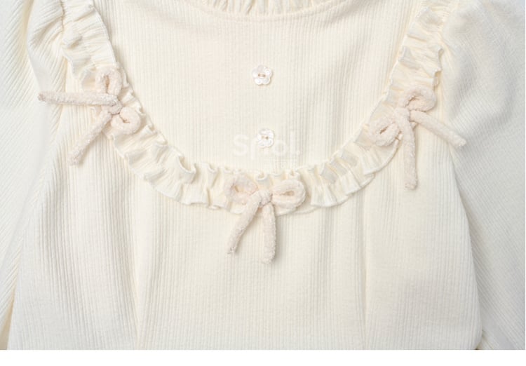 Robe à manches longues et col à volants avec nœud blanc