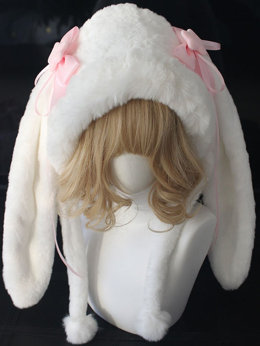 Bonnet en peluche surdimensionné avec oreilles de lapin et détails en nœud papillon