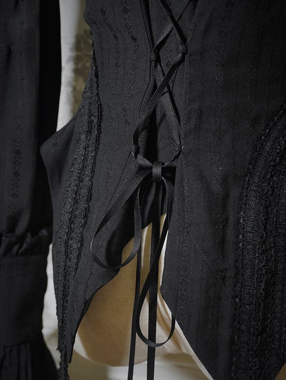 Hammelkeulen-Ausschnitt, schwarze Bluse mit Rüschenärmeln