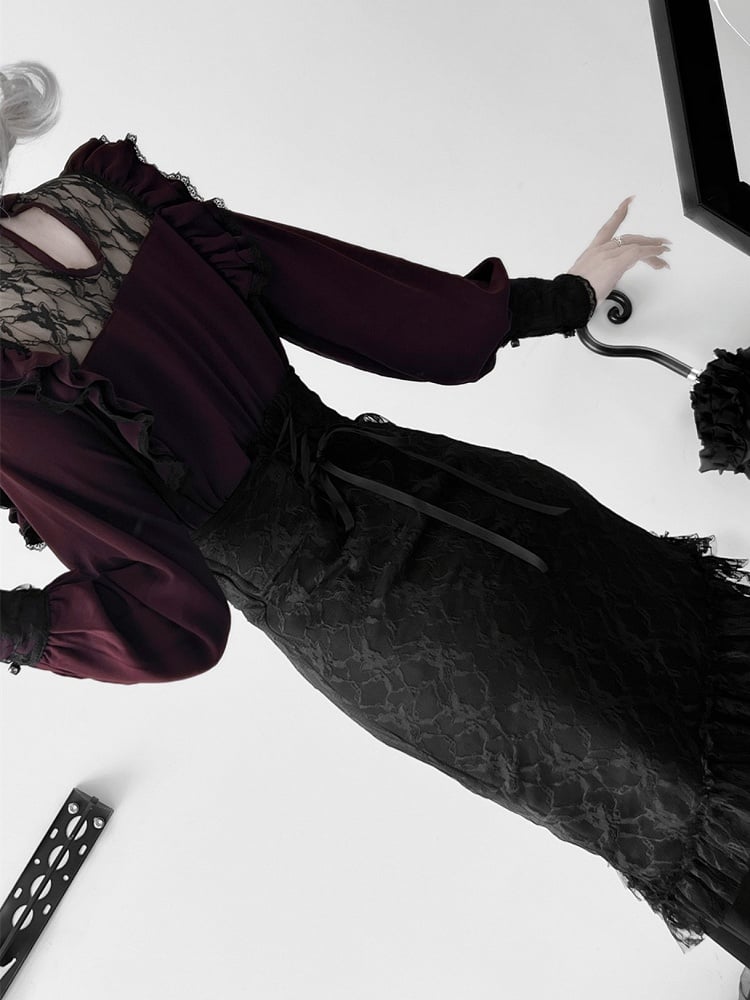 Weinrote Jirai Kei-Bluse mit Illusionsausschnitt und Faltendetails und Fliege