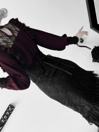 Weinrote Jirai Kei-Bluse mit Illusionsausschnitt und Faltendetails und Fliege