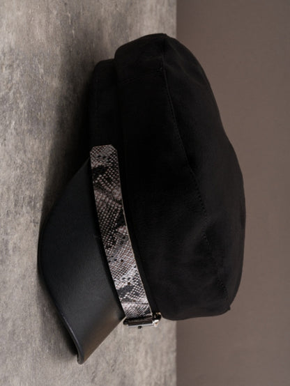 Schwarze Baskenmütze mit Schnalle und Gothic-Muster
