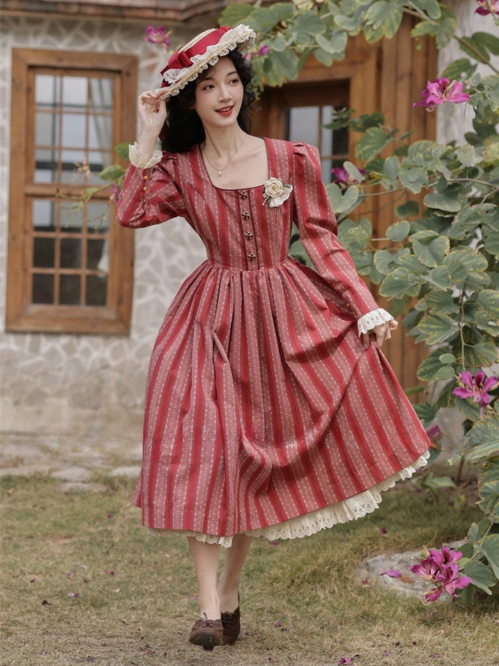 Robe rouge à rayures vintage et en dentelle à encolure carrée