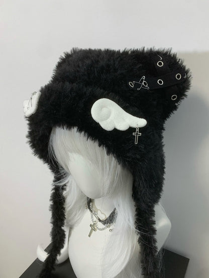 Chapeau en peluche avec oreilles de chat et croix noire et blanche