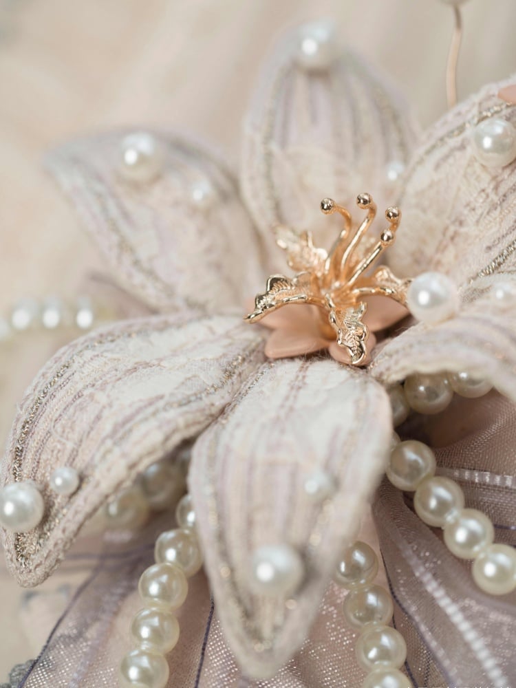 ブルー/パープル/グレーのビーズディテールのユリのブローチ