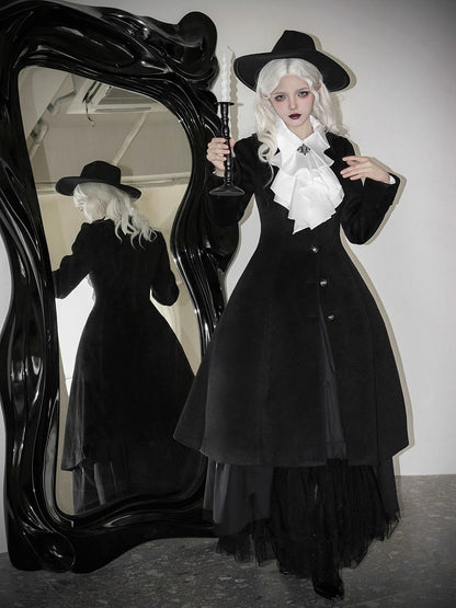 Schwarzer Gothic-Lolita-Mantel mit geschwungenem Kragen und Fledermausflügeln