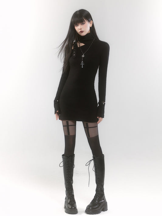 Robe noire en maille à col haut, découpes, bretelles à boucle, longueur cuisse