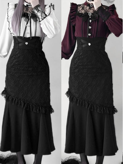 Weinrote Jirai Kei-Bluse mit Illusionsausschnitt und Faltendetails und Fliege