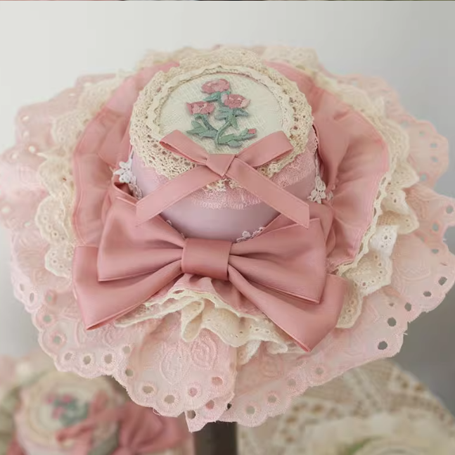 Chapeau haut de forme à bordure en dentelle et broderie florale