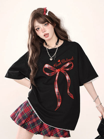 Schwarzes Oversize-T-Shirt mit Spitzenbesatz, gesticktem Schriftzug und kariertem Schleifenakzent