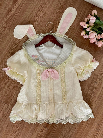 Bluse mit Hasenohren auf der Rückseite und Tulpen-Matrosenkragen und kurzen Ärmeln