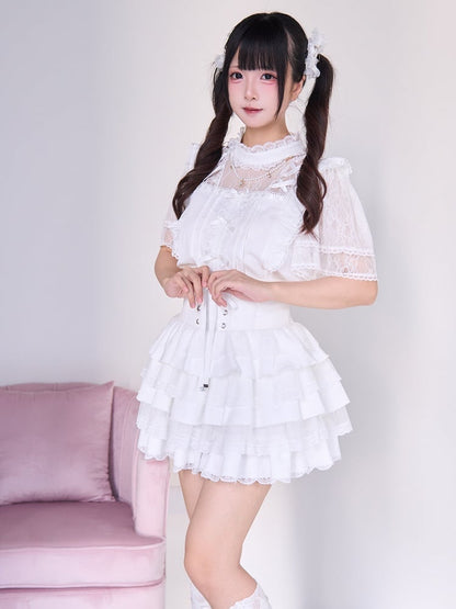 Ärmel Jirai Kei Weiße kurze Bluse mit überkreuztem Illusionsausschnitt und Perlenketten