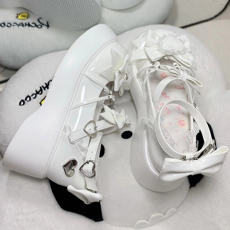 Schuhe mit raffinierter süßer Schleife, Plateauspitze und Details in Off-White, elegante Elemente, Lolita-PU-Herz